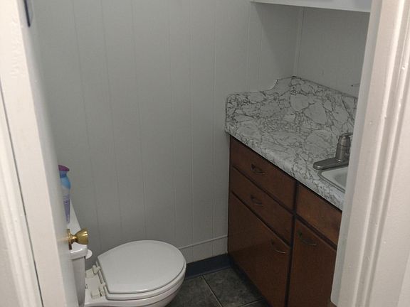 4th image of 33 E South St
