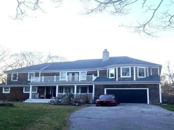 4 Lynn Ave, Hampton Bays, NY 11946