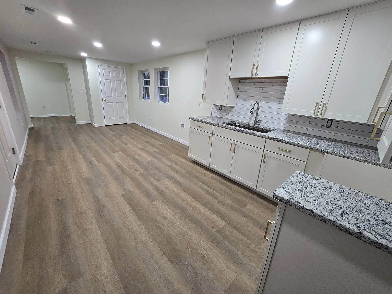 5 bed, 2.5 bath, 2528 sqft, $2,800 — Photo 3