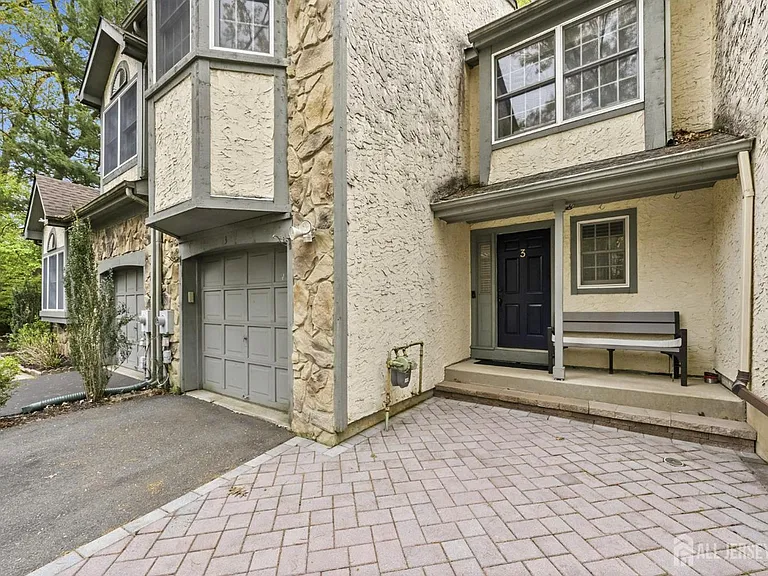 3 Dorchester Dr — Photo 3