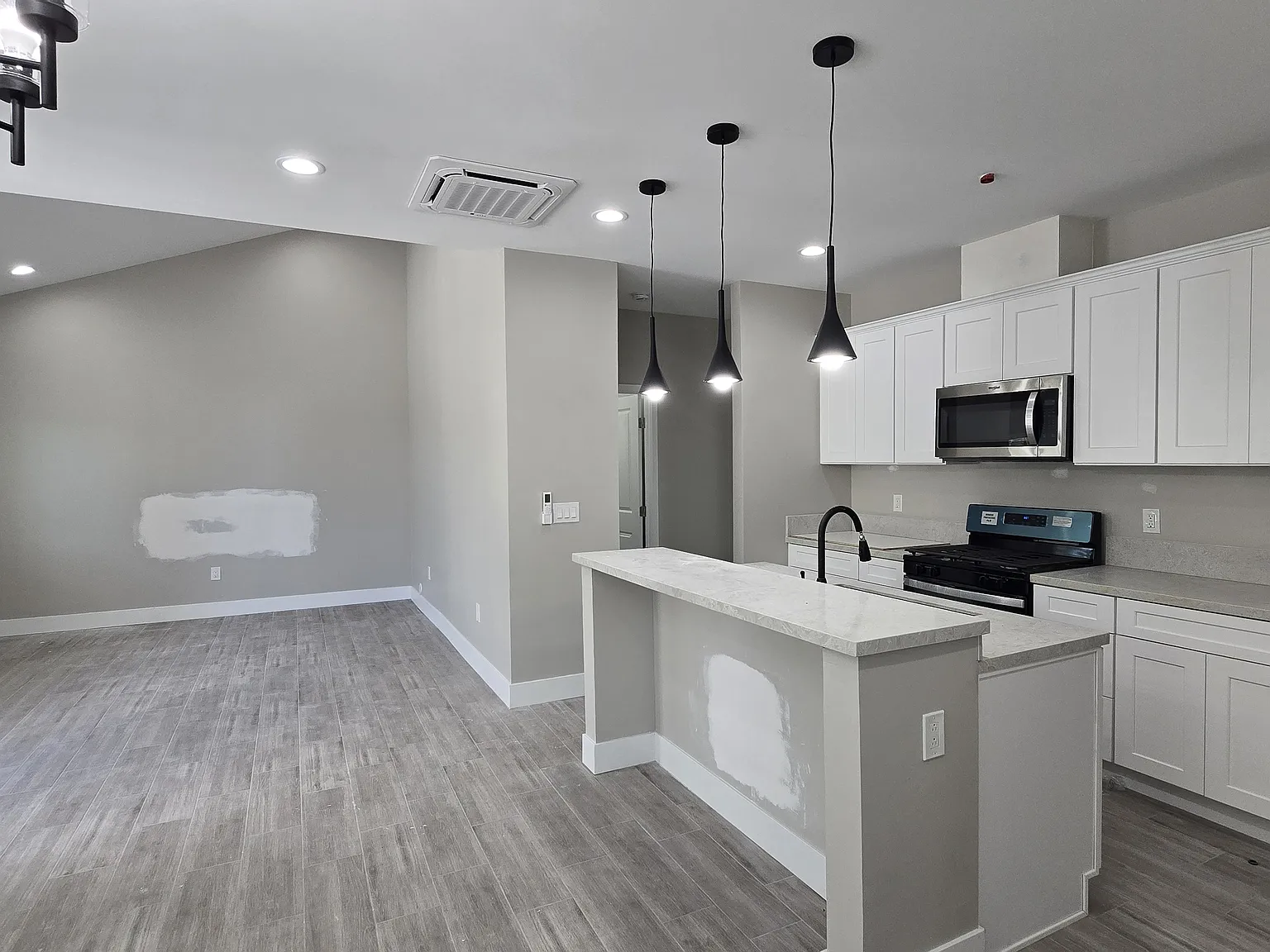 3 bed, 1.5 bath, 1300 sqft, $3,700 — Photo 2