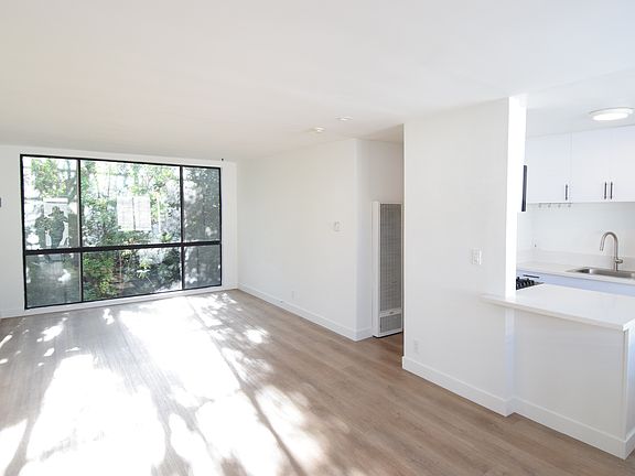 2nd image of 2643 Centinela Ave #17