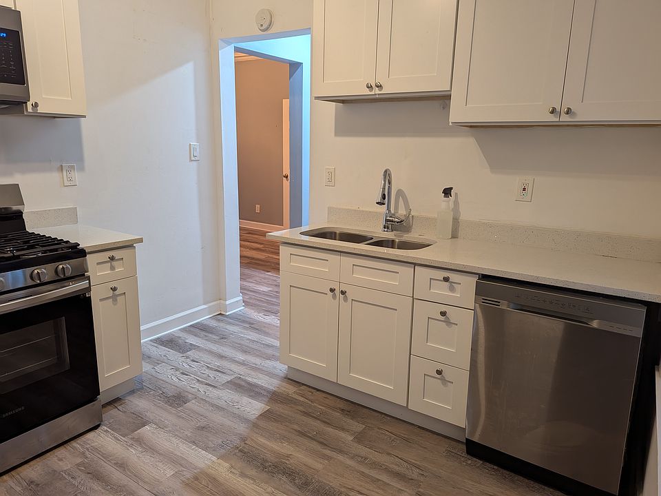 1st image of 1436 W Victoria St #3