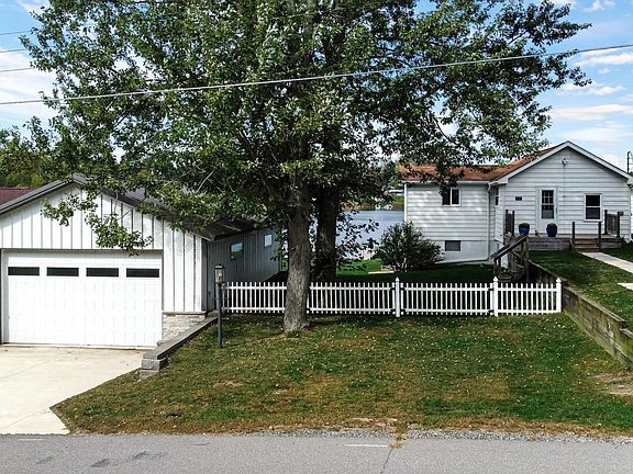5th image of 130 Lakeside Dr