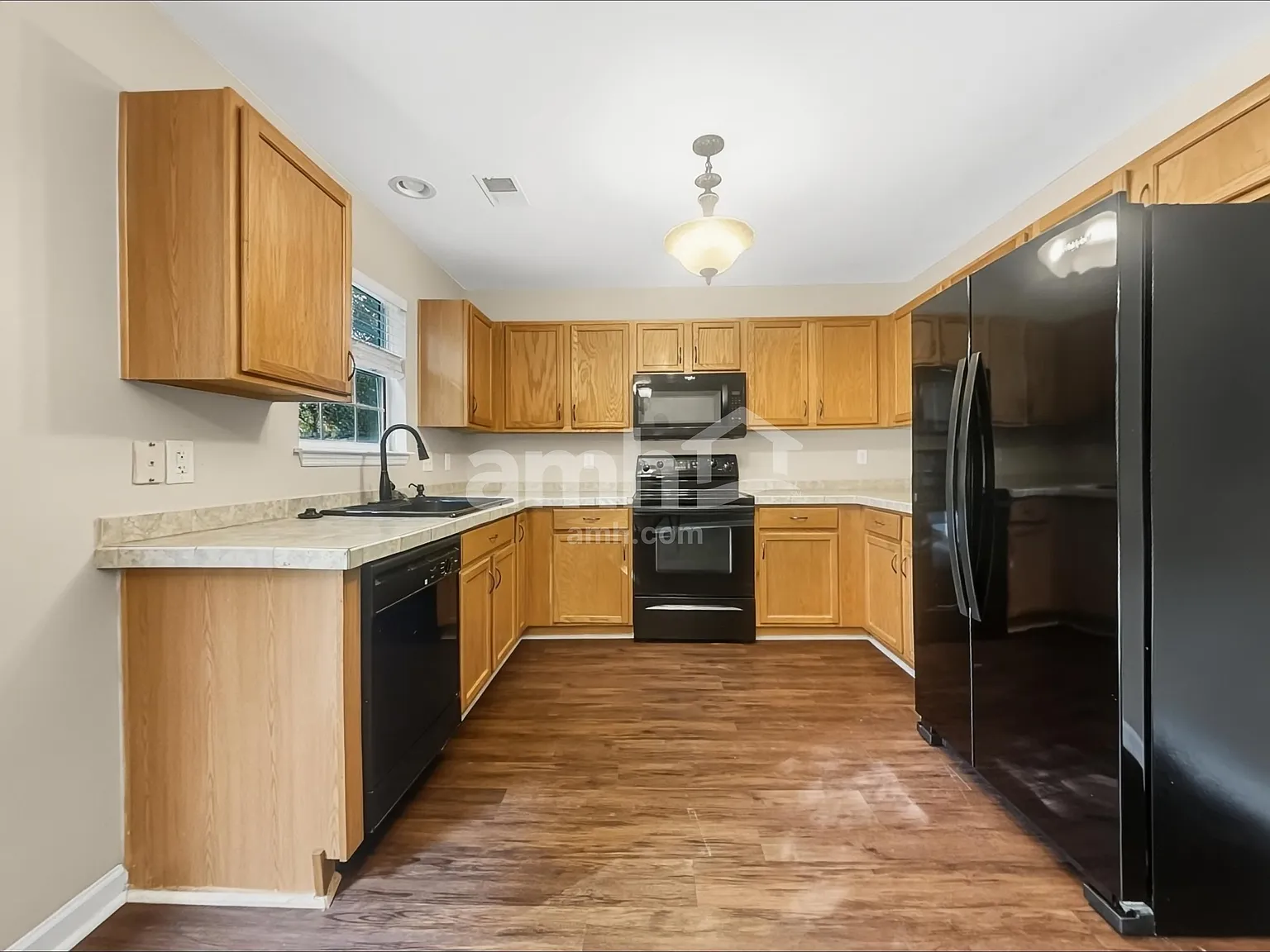 4 bed, 2.0 bath, 1600 sqft, $2,320 — Photo 4