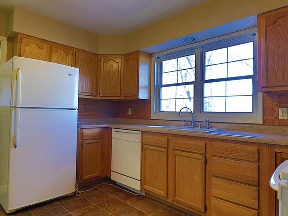 3rd image of 1909 S Cardinal Dr
