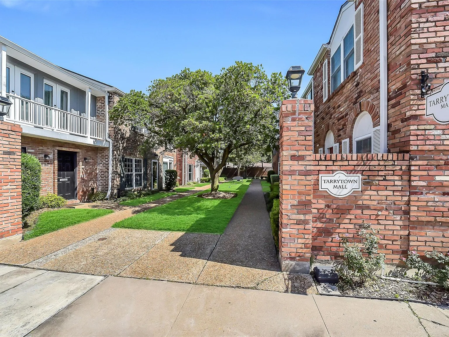 2 bed, 1.5 bath, 1394 sqft, $2,200 — Photo 2