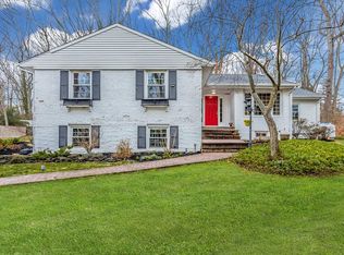 253 Sugar Toms Ln, East Norwich, NY 11732