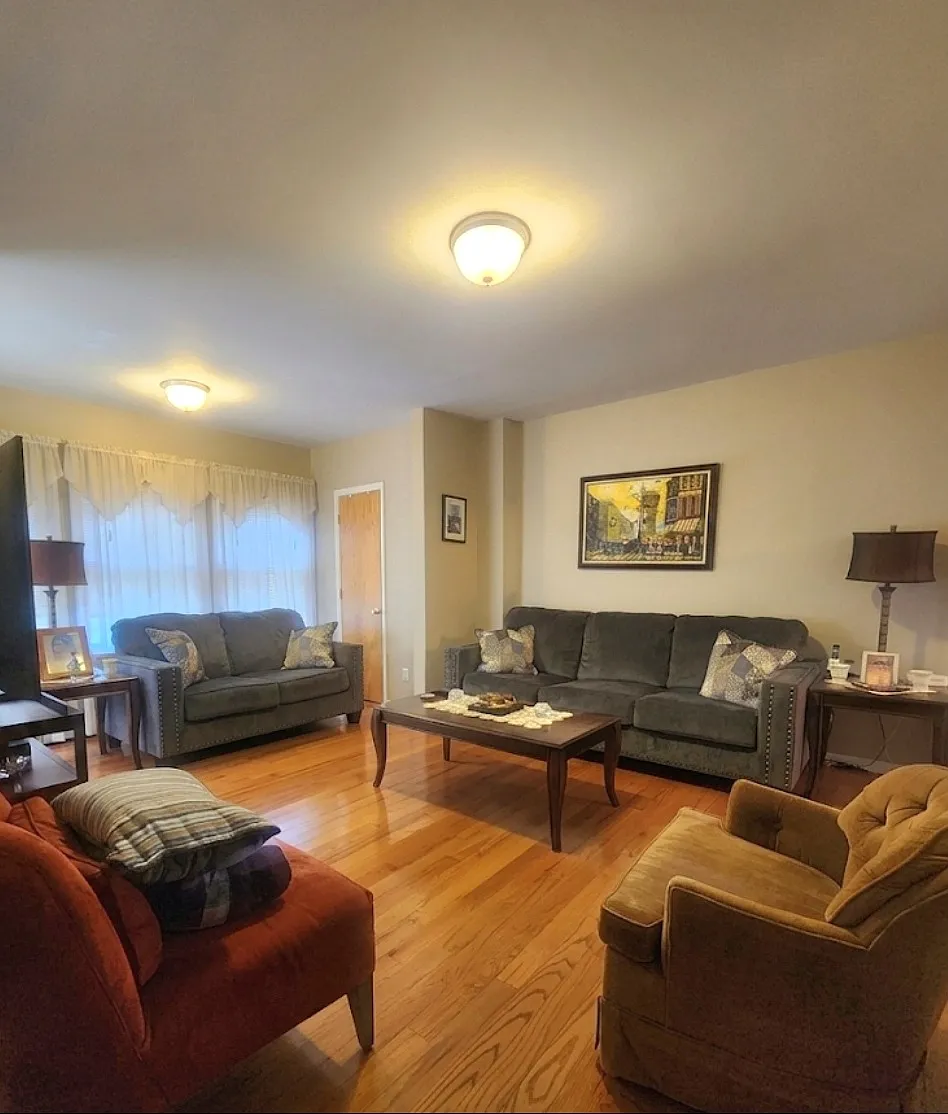 3 bed, $3,000 — Photo 2