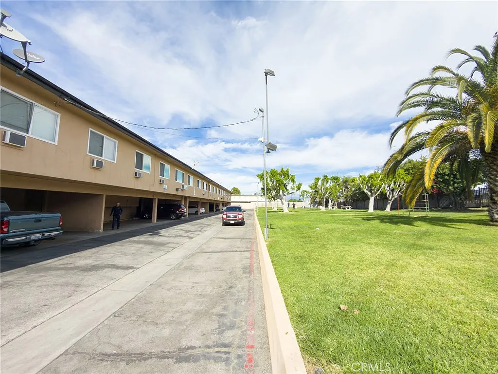 2 bed, 742 sqft, $2,100 — Photo 3