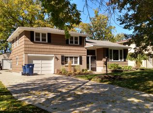8 Woodbury Dr, Lockport, NY 14094