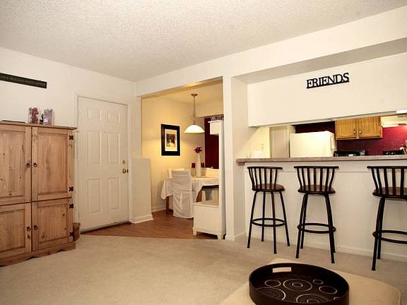 Living -& breakfast bar