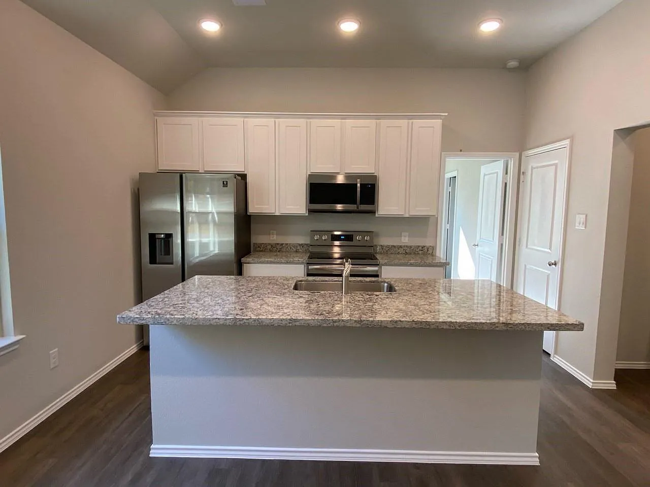 2 bed, 1.0 bath, 1072 sqft, $1,200 — Photo 2