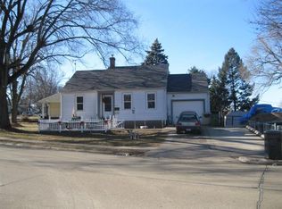 1002 Grandview Dr, Clinton, IA 52732