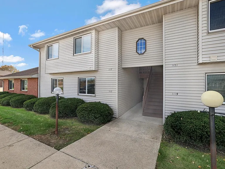 1115 Laura Dr — Photo 6