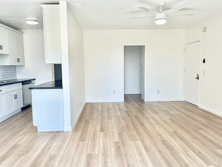 1401 Douglas St #13 — Photo 6