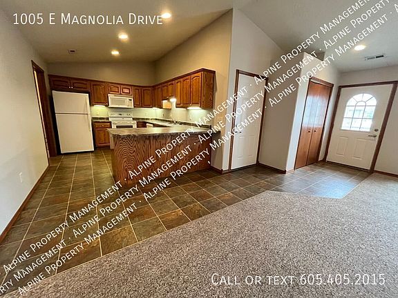 5th image of 1005 E Magnolia Dr