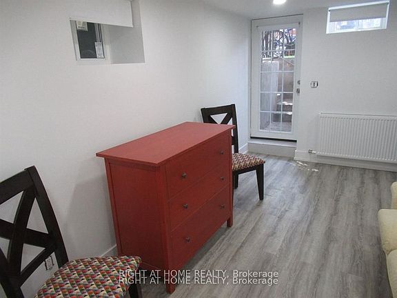 3rd image of 272 Roxton Rd