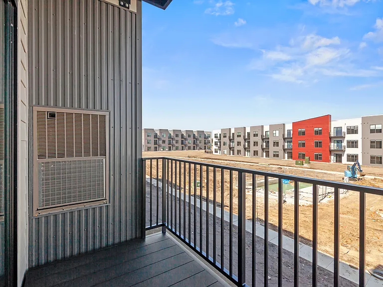 Courtyard at cobblestone Park — Photo 17