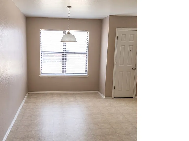 306 Sumac Trl — Photo 3