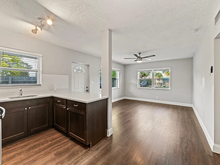 732 SE 15th St #1 — Photo 3