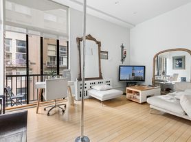 215 E 24th St