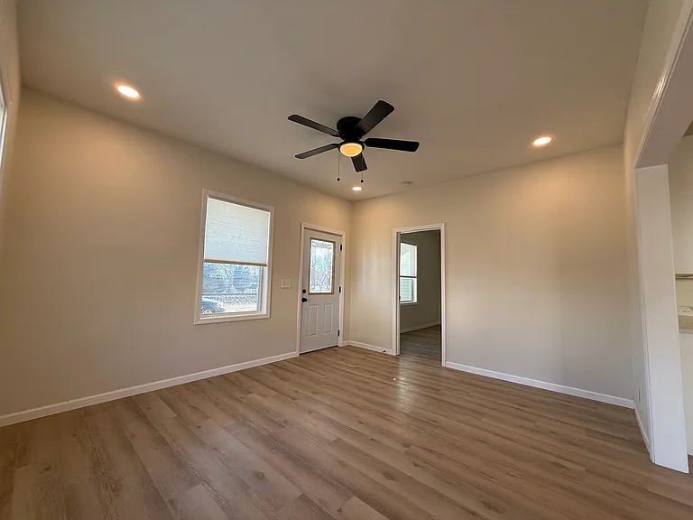 211 Frisco St — Photo 3