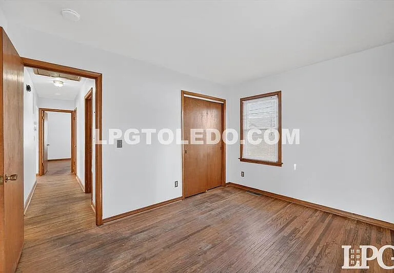 1525 Akron St — Photo 13