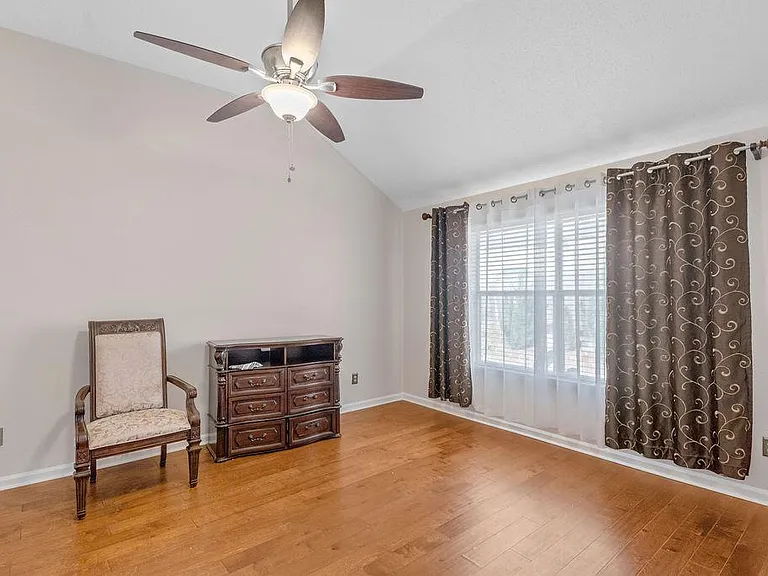 335 W Taylors Xing — Photo 17