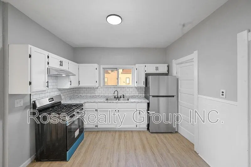 4 bed, 1.5 bath, 1439 sqft, $1,300 — Photo 2