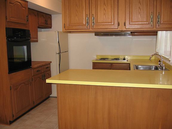Kitchen w/plenty of cupboards!