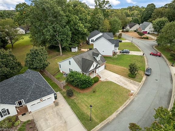 3rd image of 605 Brownstone Dr