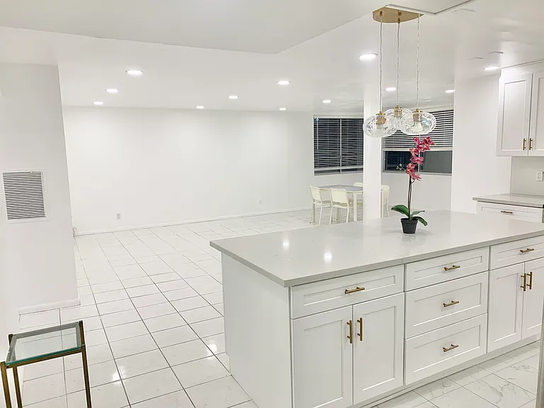 5301 Balboa Blvd #F7 — Photo 8