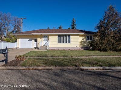20 E 10th St, New England, ND, 58647