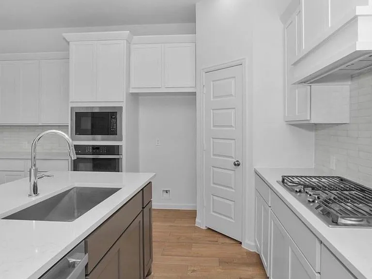 303 Eileen Dr — Photo 3