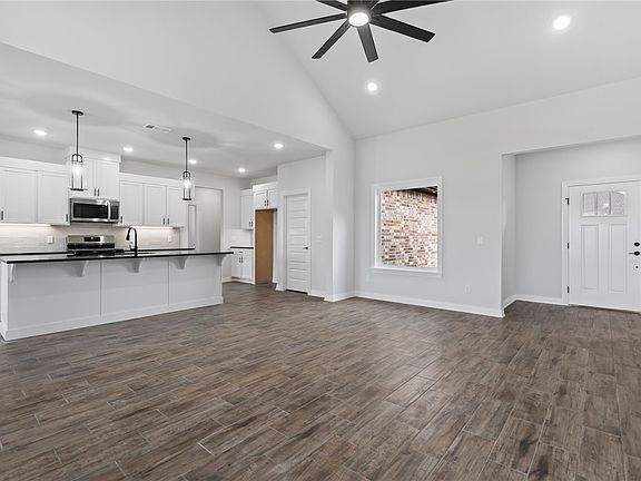 5th image of 109 N Panther Ave
