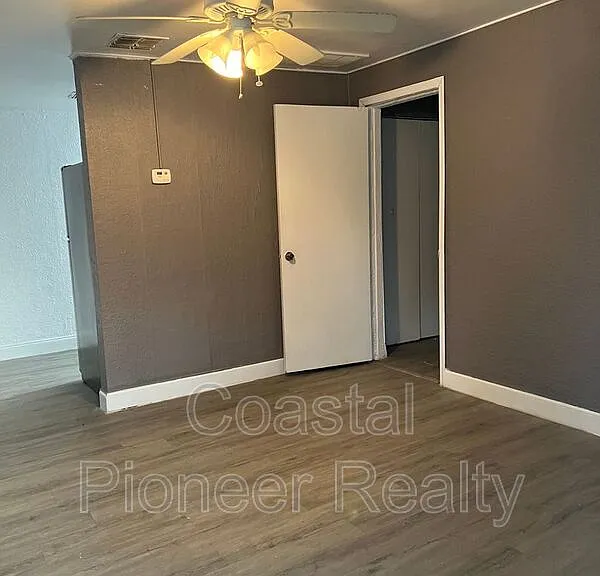 7026 Washington St — Photo 3