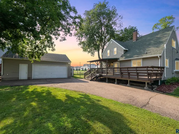 511 E 3rd St, Dell Rapids, SD 57022