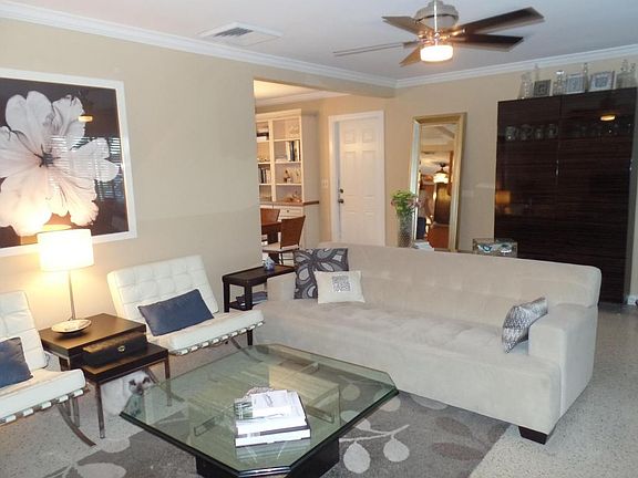 2nd image of 1818 Laurel Ln