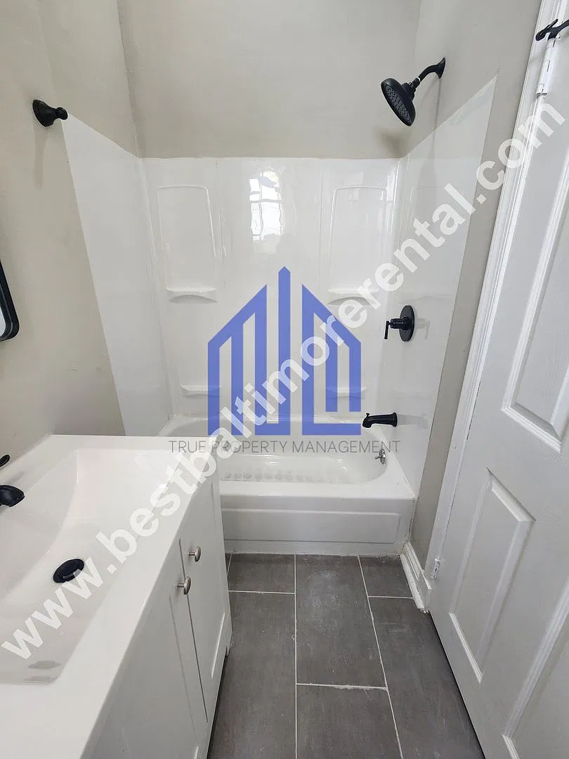 1523 W Lexington St — Photo 3