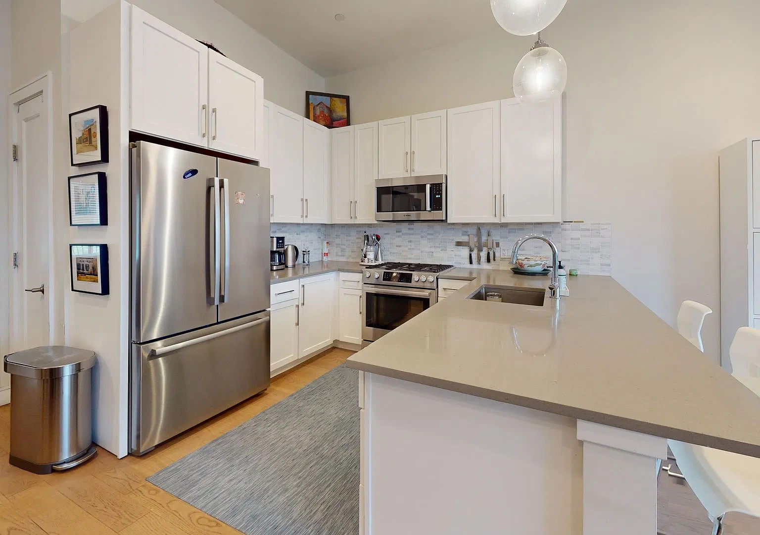 Phenomenal 3BR Penthouse Duplex w/ Skyline & Harbor Views — Photo 4