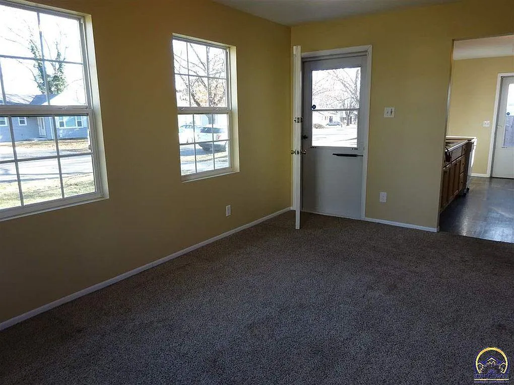 SW Seabrook Ave, Topeka — Photo 1