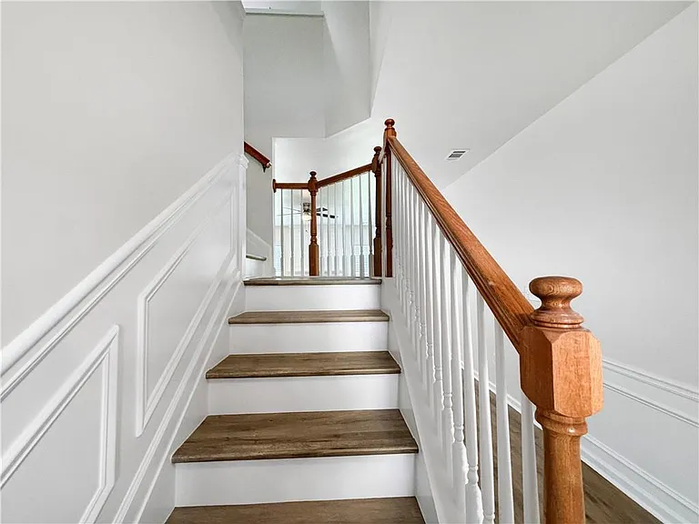 2425 Fairlie Dr — Photo 14