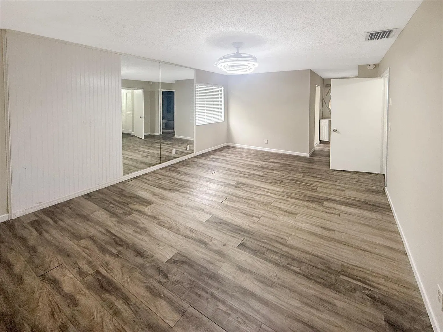 3 bed, 1080 sqft, $2,450 — Photo 2