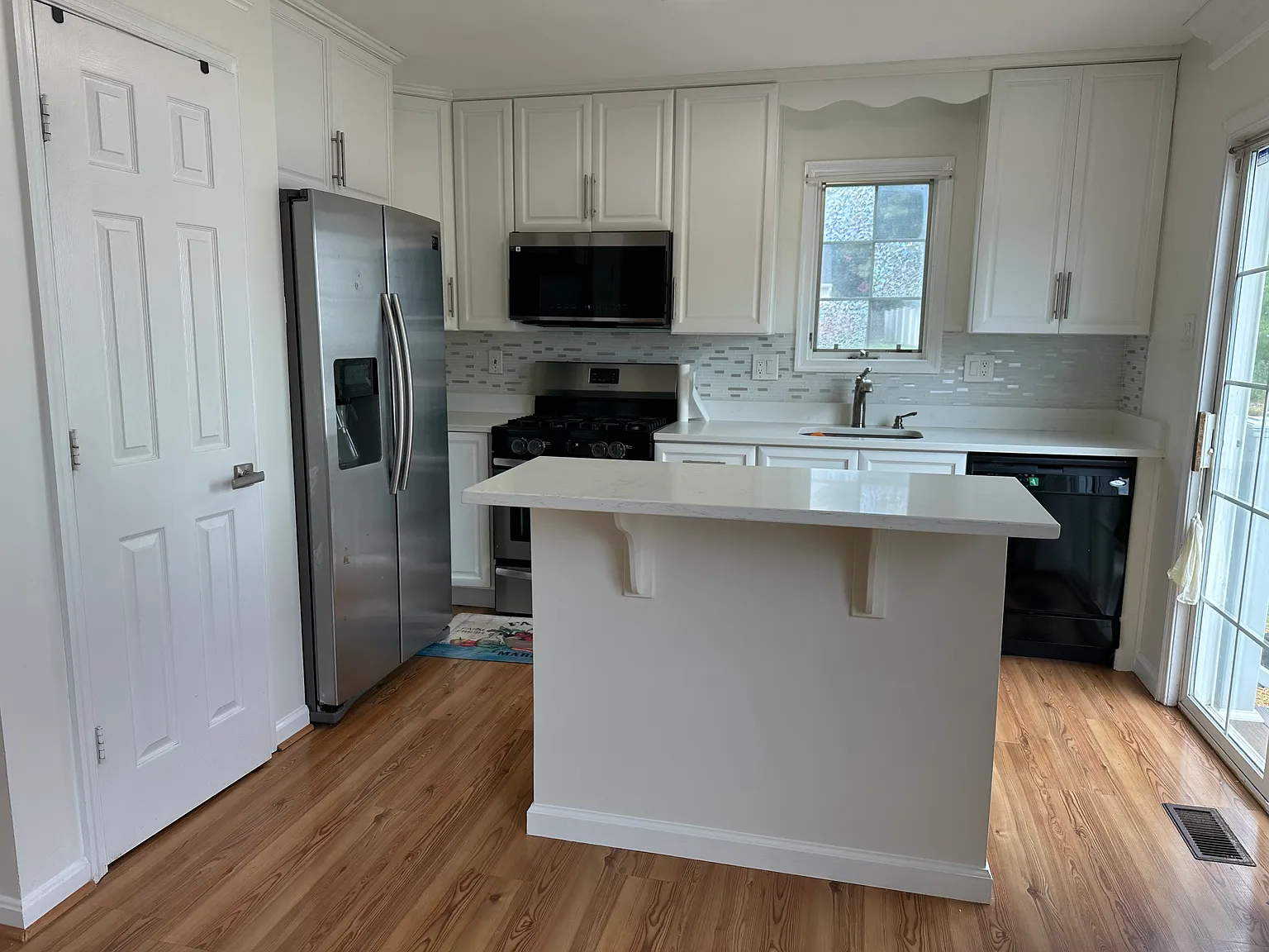 4 bed, 2400 sqft, $3,050 — Photo 2