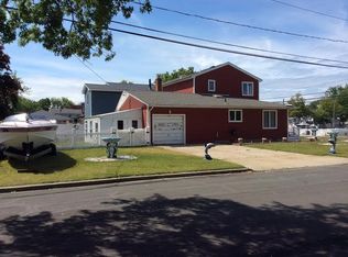 143 E Riviera Dr, Lindenhurst, NY 11757