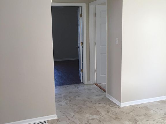 5th image of 127 E Guthrie Ave