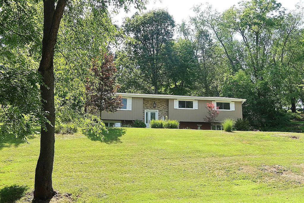 131 Lake Dr photo 1