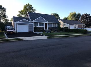 60 Lewis Ln, Syosset, NY 11791