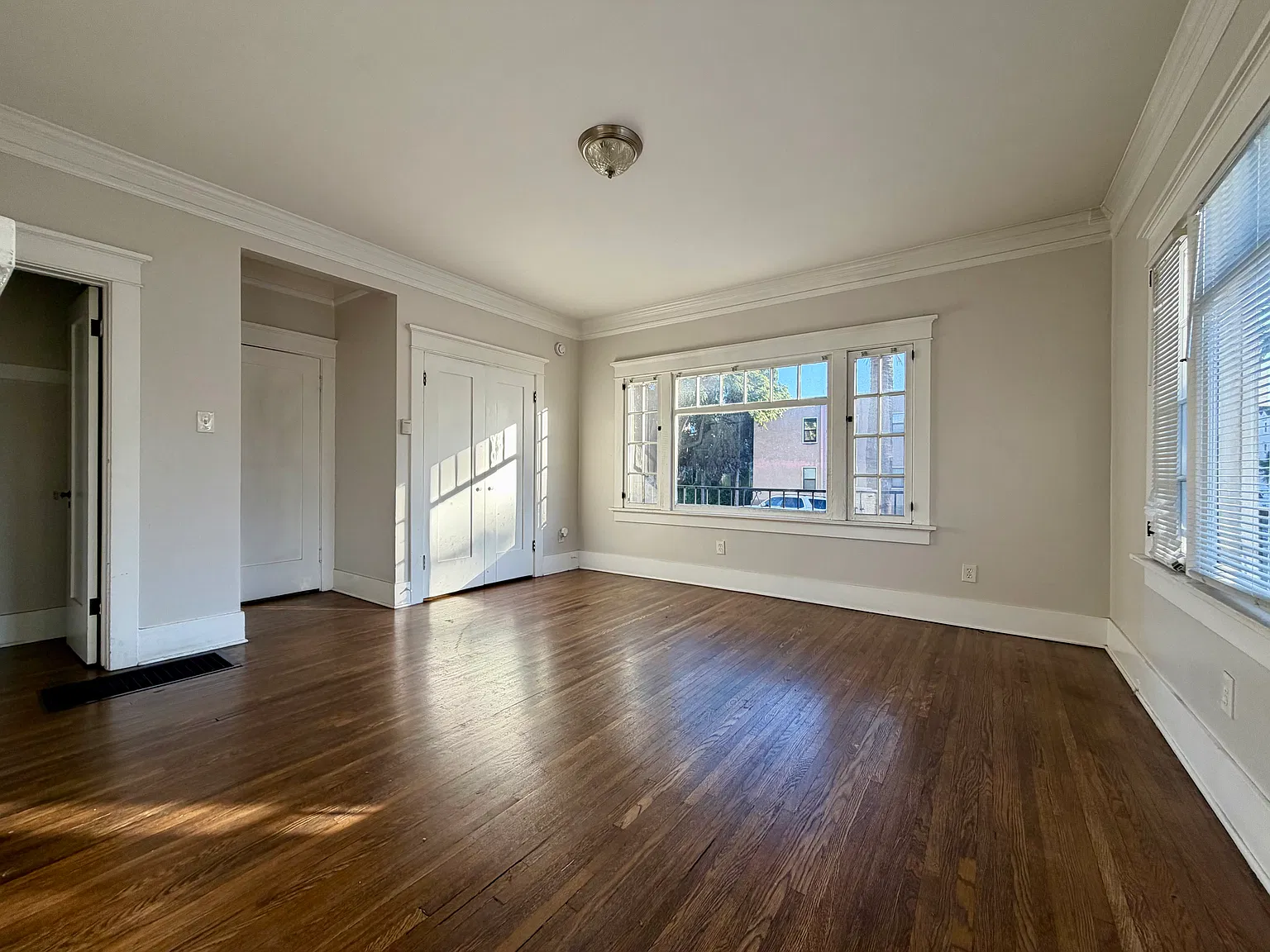 463 W 6th St — Photo 3